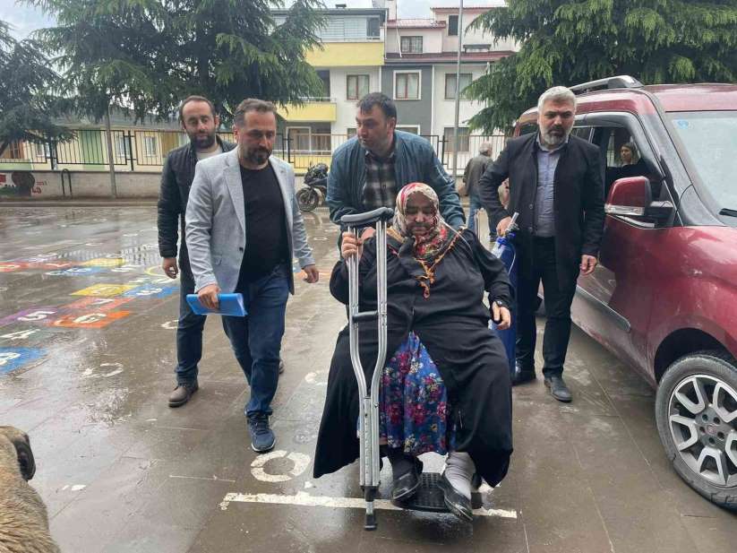 Artvin´de KOAH hastası engelli kadın oksijen tüpü ile oy kullanmaya geldi