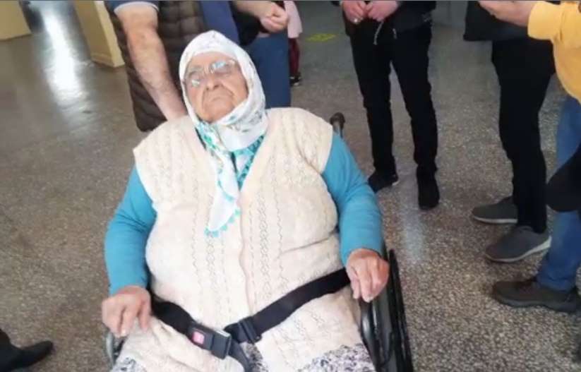 Oy kullanmaya tekerlekli sandalye ile taşındı