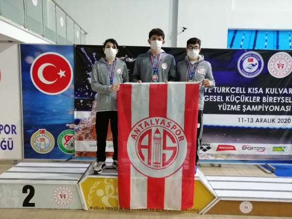 Antalyaspor yüzme takımından Türkiye rekoru 