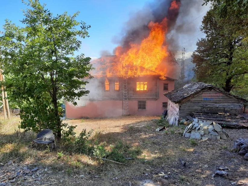 Çatalzeytin'de iki katlı ahşap ev alev alev yandı