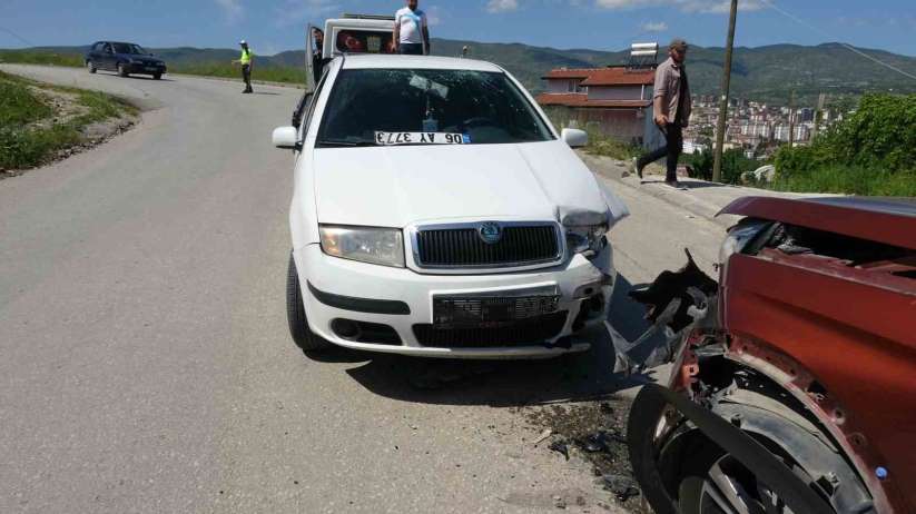 Tokat'ta otomobiller kafa kafaya çarpıştı: 2'si çocuk 5 yaralı