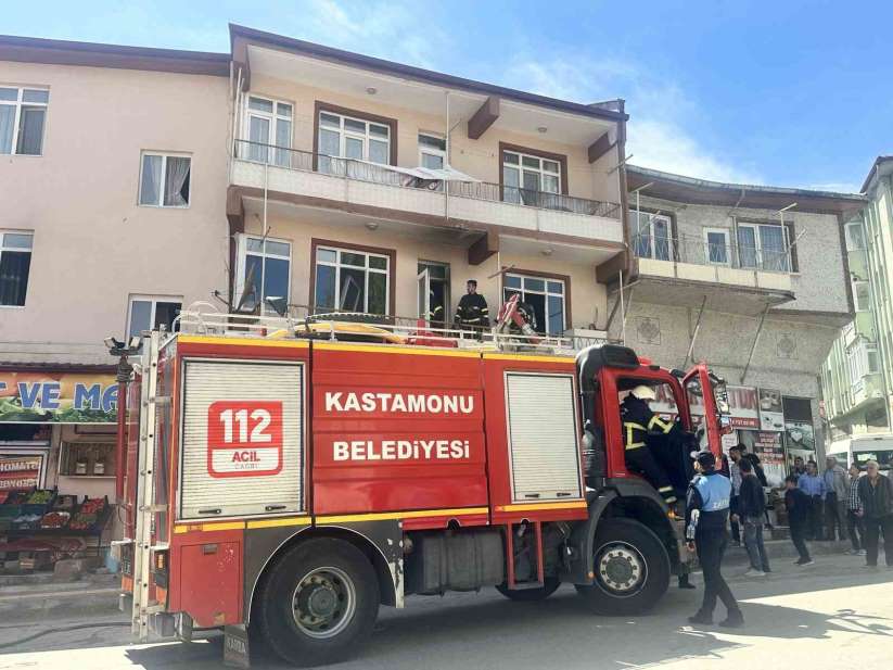 Evde çıkan yangında hastanelik oldu