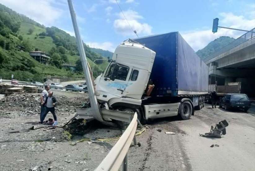Artvin'de 3 aracın karıştığı kazada 3 kişi yaralandı