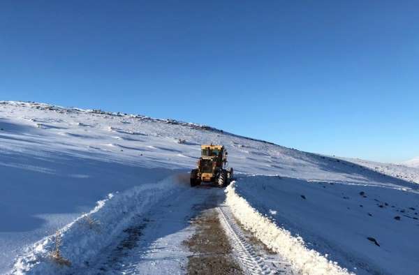 Van Büyükşehir Belediyesi kırsalda karla mücadelesini sürdürüyor 