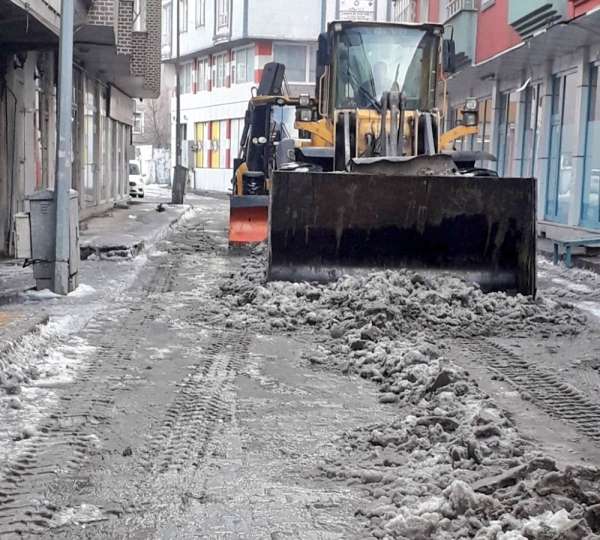 Ağrı Belediyesi kar temizleme çalışması gerçekleştirdi 