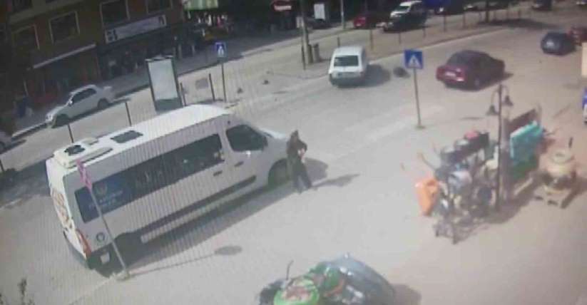 Otomobilin yayaya çarpma anları kameraya yansıdı