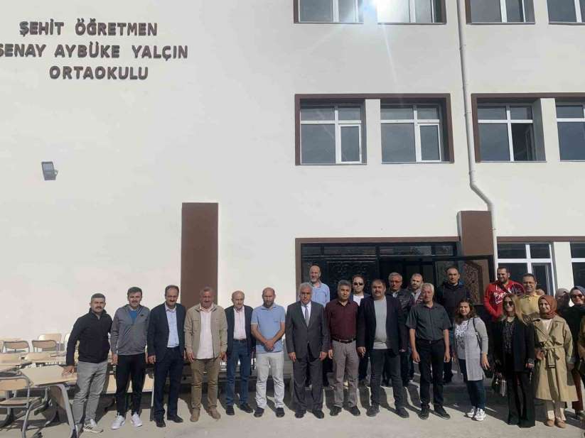 Şehit Öğretmen Şenay Aybüke Yalçın Ortaokulu'nun öğrencileri okullarına geri döndü