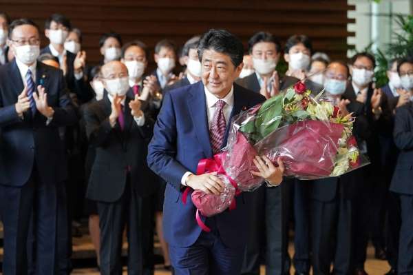 Abe koltuğu devretti, Japonya'nın yeni Başbakanı Yoshihide Suga oldu 