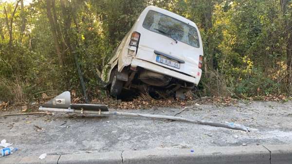 Maslak'ta feci kaza: Minibüs şarampole uçtu 