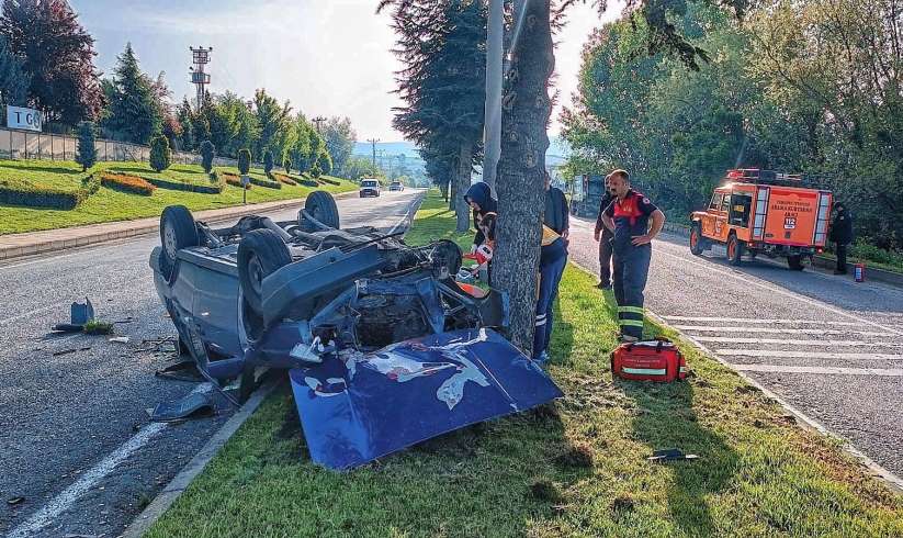 Ağaçlara çarpan otomobil takla atarak durabildi, sürücüsü burnu bile kanamadan kurtuldu