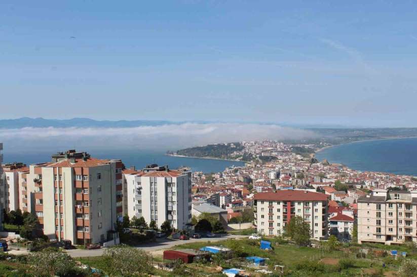 Sis bulutları denizden gelerek şehrin üzerinden geçti
