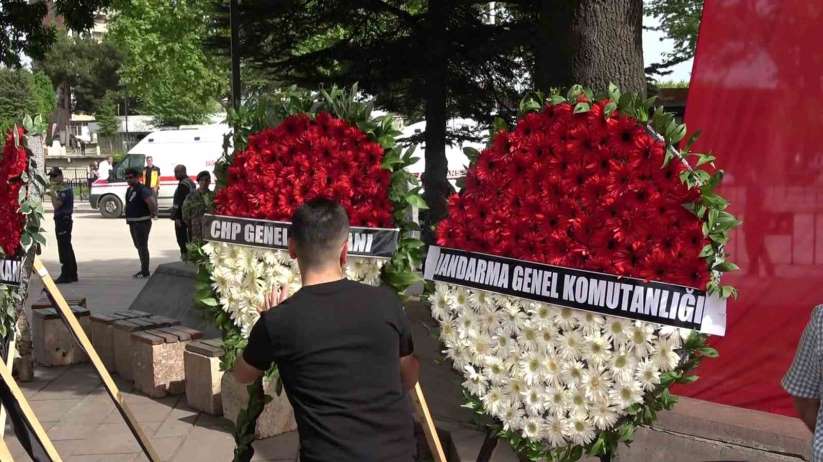 Şehit yakınları Kılıçdaroğlu'nun çelengini parçaladı