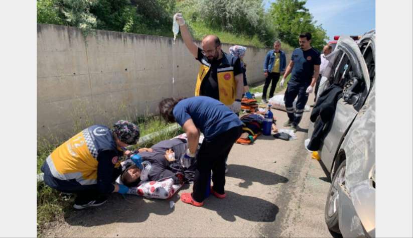 Hafif ticari araç istinat duvarına çarptı: 1 ölü, 3 yaralı