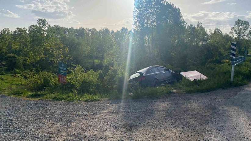Kamyoneti sollamak isterken yol kenarındaki toprak yığınına çarptı: 6 yaralı