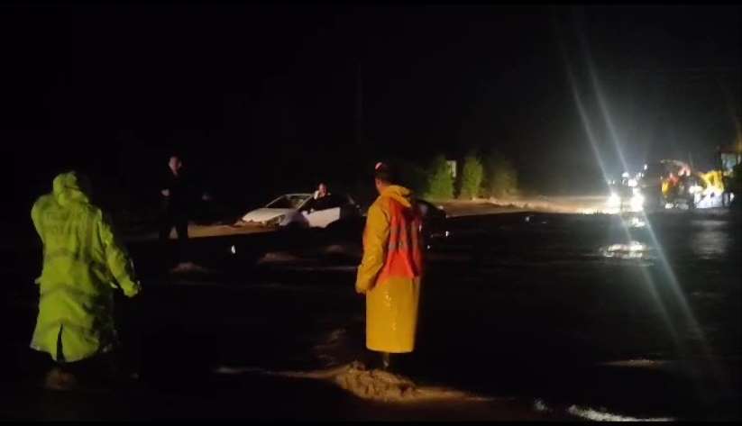 Amasya'da sel yolu kapattı, araçlar yolda mahsur kaldı