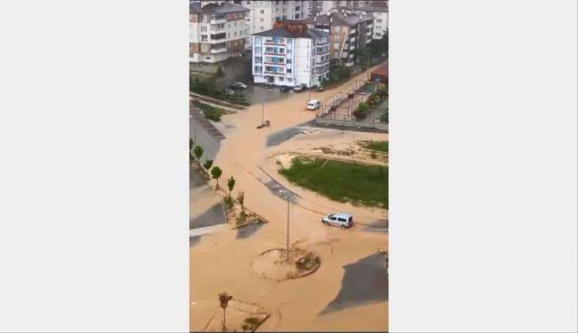 Kastamonu'da 15 dakika süren yağış hayatı olumsuz etkiledi