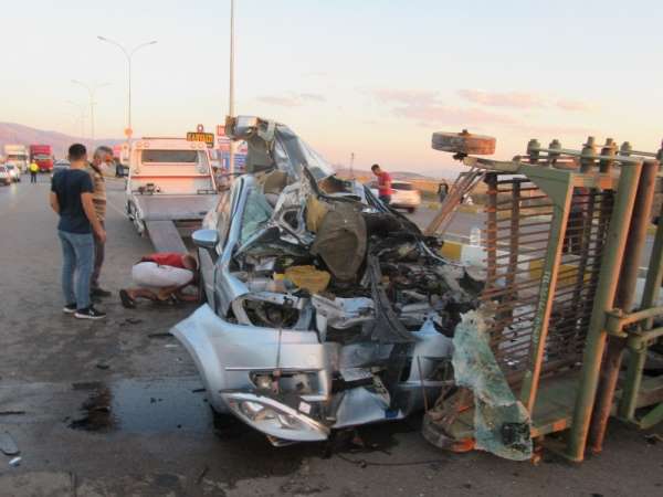 Zincirleme trafik kazasında ortalık savaş alanına döndü: 4 yaralı 