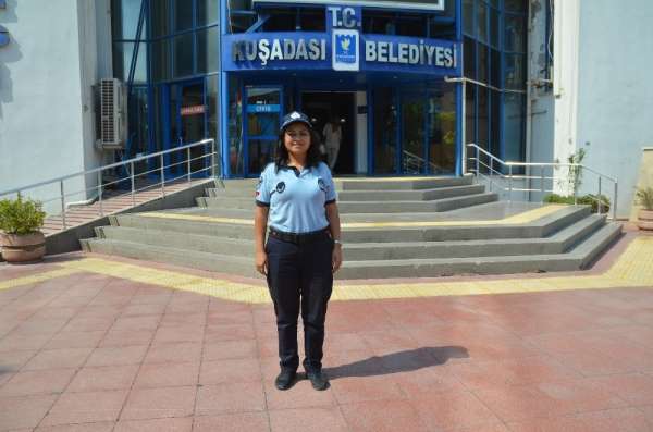 Kuşadası Belediyesi'nin bayan zabıtasından engelli vatandaşa anlamlı yardım 