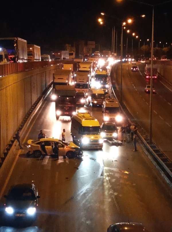 Yola çekyat düştü, zincirleme kazada 3 kişi yaralandı 