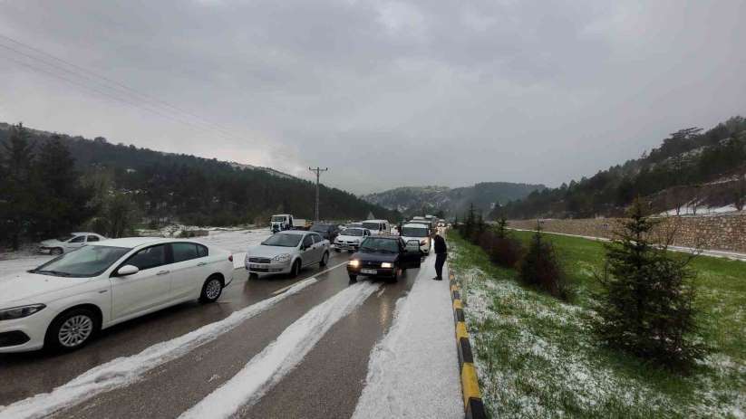 Kastamonu'da fındık büyüklüğündeki dolu sürücülere zor anlar yaşattı