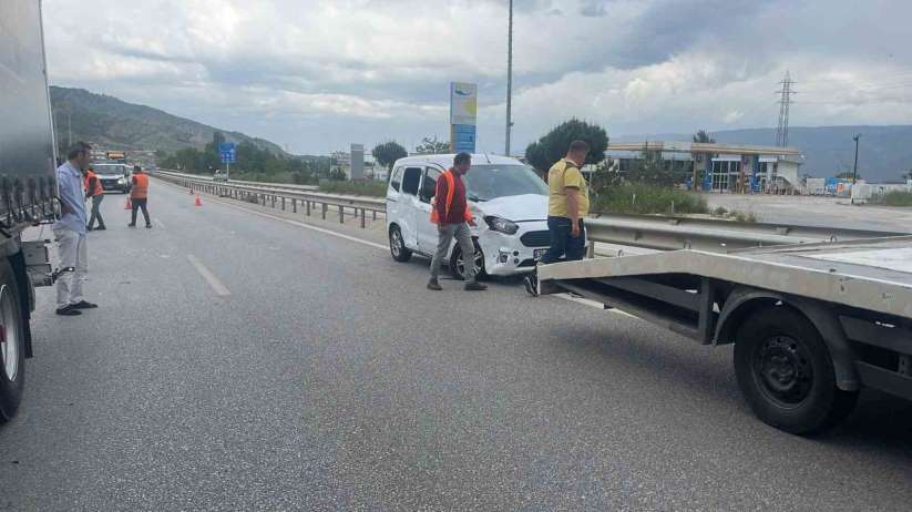 Park halindeyken hareket eden hafif ticari araç, D100'de tıra çarpıştı
