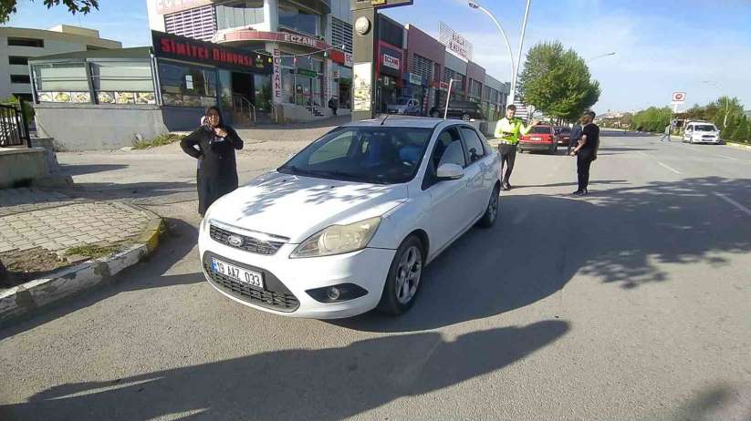 Otomobilin çarptığı yaşlı kadın yaralandı