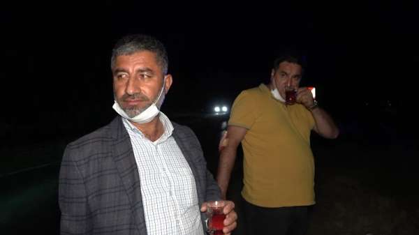 Kaza yaptıkları araçtan çıkar çıkmaz çay içtiler 