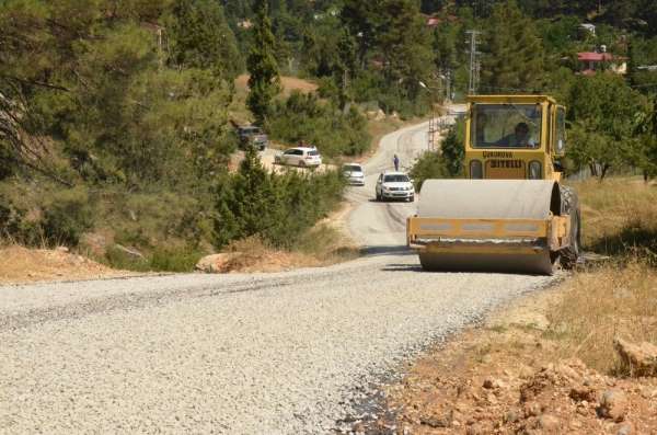 Büyükşehir Belediyesinden Çamlıyayla'da yol çalışması 