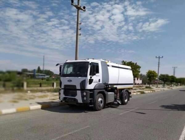 Iğdır Belediyesine yol süpürme aracı hibe edildi 