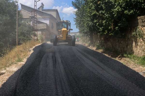 Bitlis'te Belediyesi asfaltlama çalışmaları sürdürüyor 