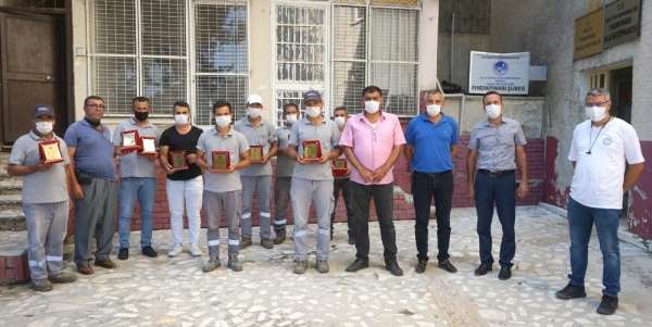 Mezitli Belediye çalışanlarına 'teşekkür plaketi' 