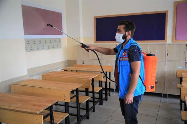 Gölbaşı Belediyesi okulların temizliği için kolları sıvadı 