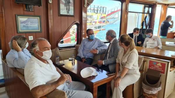 Bakan Kasapoğlu teknede kahve içti, yenilenen Marmaris Şehir Stadyumu'nu gezdi 