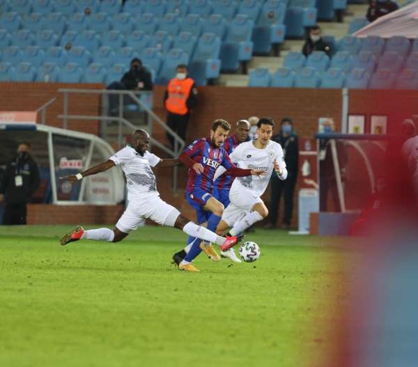 Süper Lig: Trabzonspor:1 - Konyaspor: 0 (İlk yarı) 