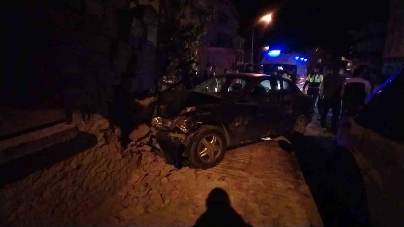 Çorum'da iki otomobil çarpıştı: 3 yaralı