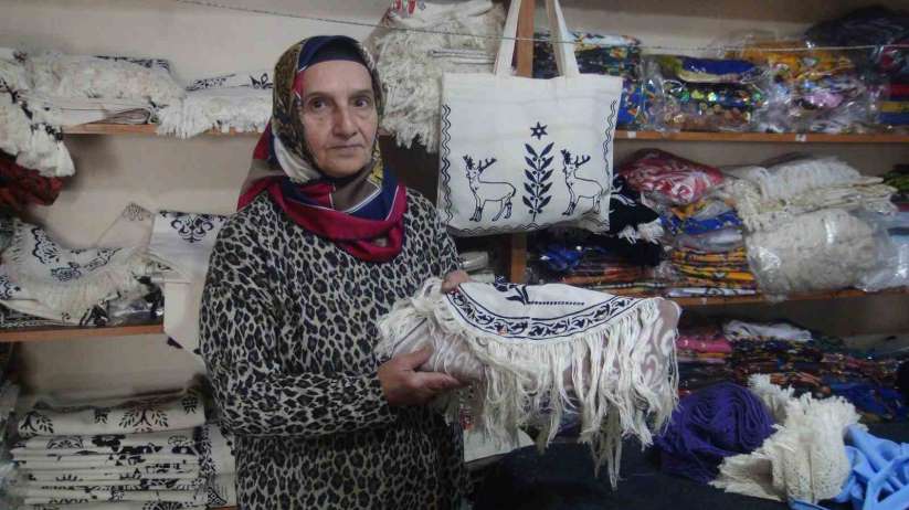 Hobisini mesleğe dönüştürdü: İlmek ilmek desenler işlediği kumaşlar büyük ilgi görüyor