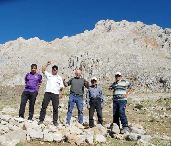Kayserili dağcılar, deprem şehitlerini andı 