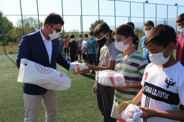 Çocuklara spor malzemesi yardımı yapıldı 