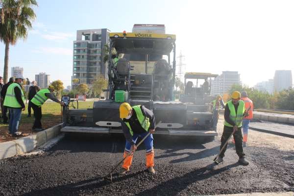 Mersin Büyükşehir Belediyesi, 34. Cadde'de asfalt çalışması yapıyor 
