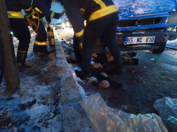 Van'da 12 aracın karıştığı trafik kazasında 3 kişi yaralandı 