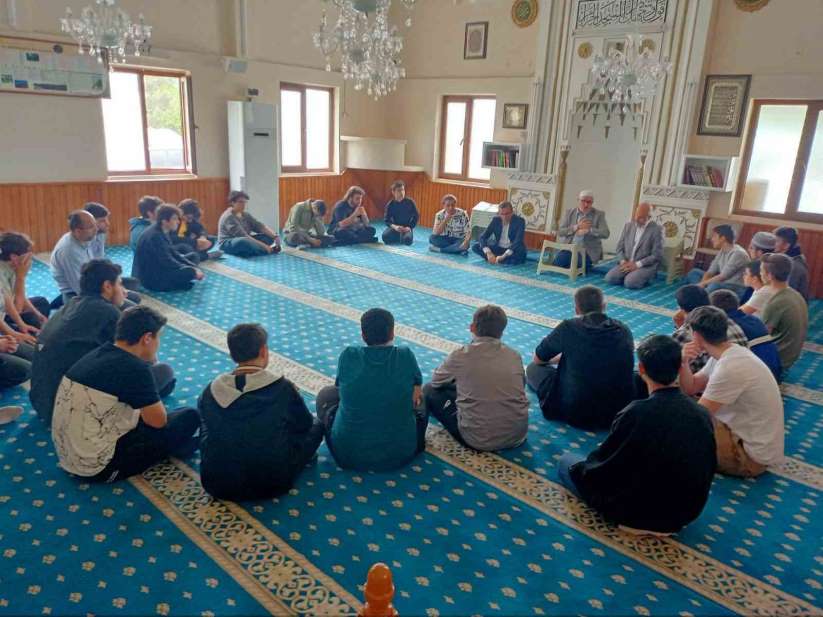 Gençlerle hem sohbet hem piknik