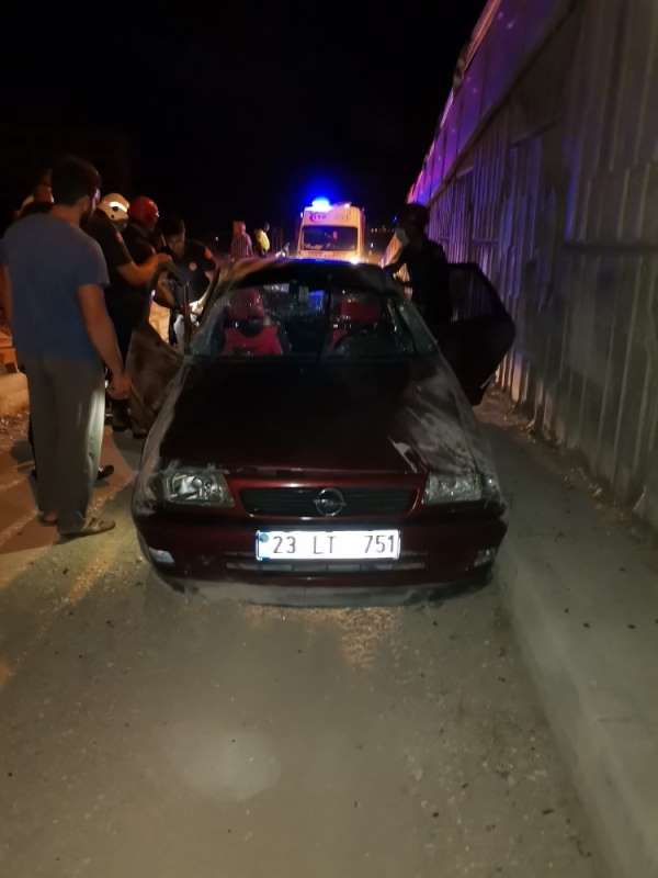 Elazığ'da aynı yerde ikinci kaza, otomobil üst geçitten uçtu: 3 yaralı 
