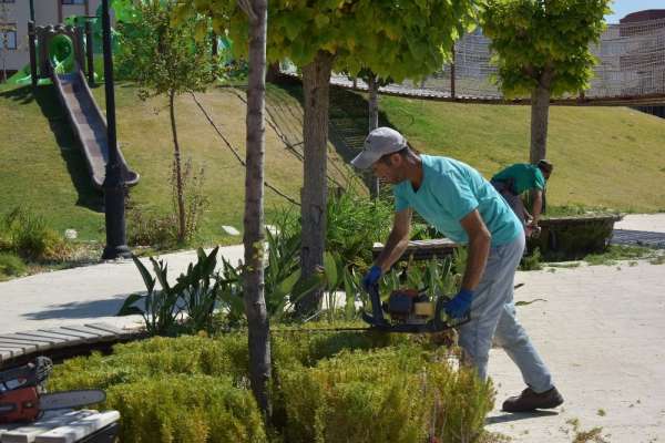 Aliağa Belediyesi park ve okul bahçelerinin bakımını yapıyor 