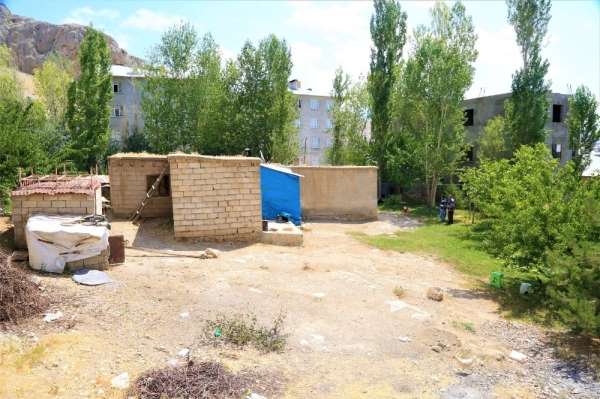 Tuşba Belediyesi tavanı çökmek üzere olan evde inceleme yaptı 