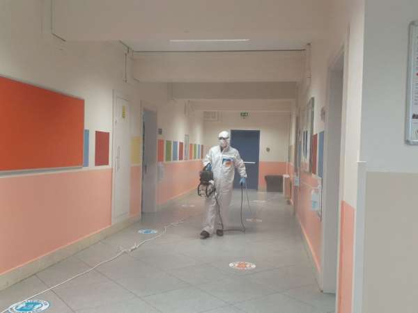 Çekmeköy Belediyesi'nden okullarda temizlik ve dezenfekte çalışması 
