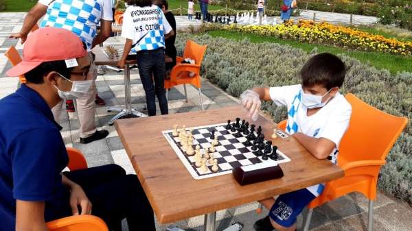 Satranççılar maskesini takıp, mesafesini koruyarak açık havada turnuva yaptı 