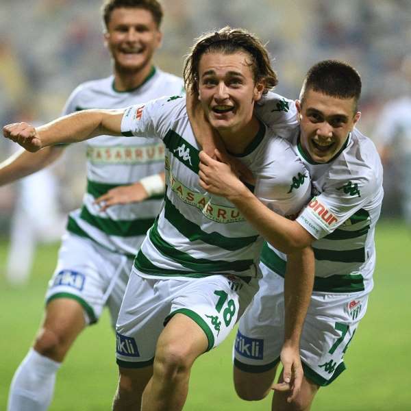 Bursasporlu futbolcular galibiyeti kutluyor 