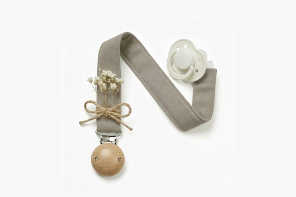 Emzik Zinciri Nedir? Bebek Emzik Zinciri Seçimi, Güvenlik Kriterleri ve Günlük Kullanım