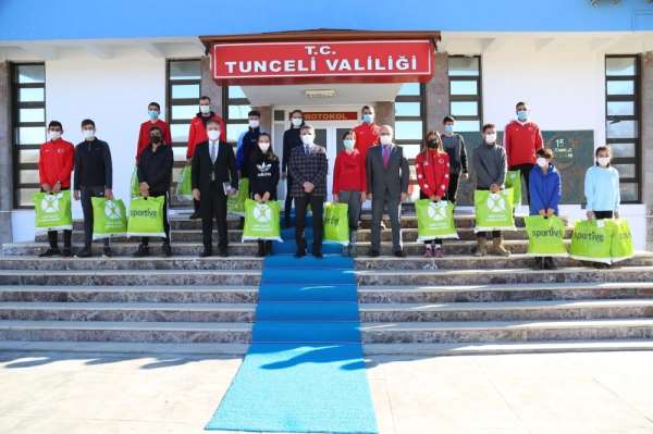 Tunceli Valisi Özkan, sporculara kayak takımı hediye etti 