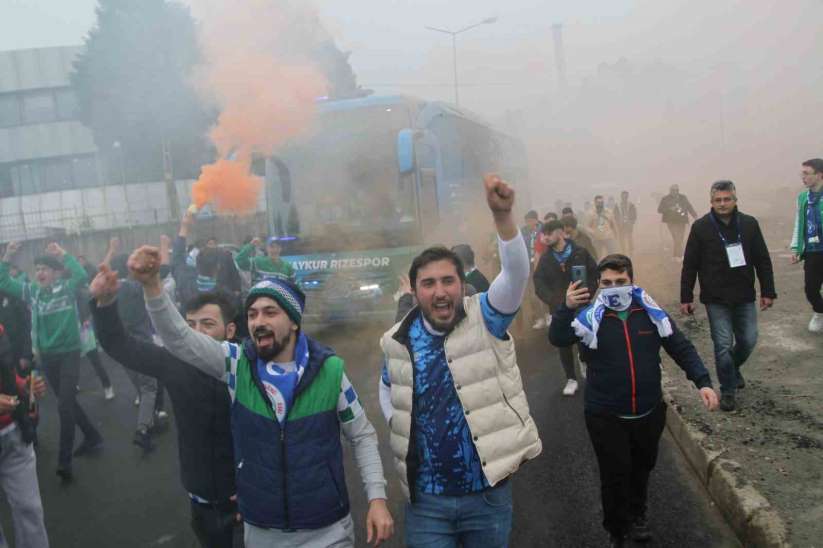 Rizespor taraftarı, takımı stada meşalelerle uğurladı